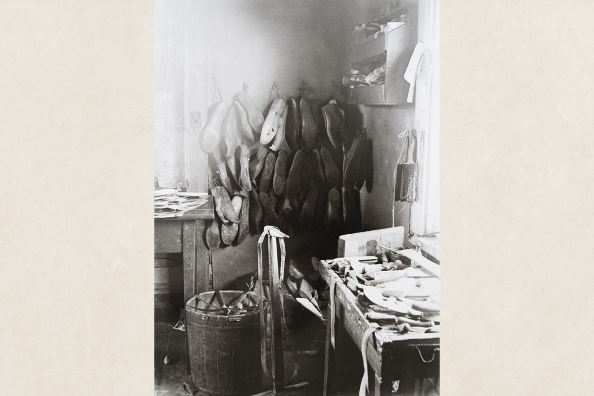 1003_087_valmis_netti Suutari Aku Jääskeläisen työhuoneelta Tuovilanlahdesta Maaningalta v. 1928. Kuvassa suutarin lestejä, työvälineitä ja ompeluteline sekä polviremmi. Kuva: Ahti Rytkönen / KUHMU