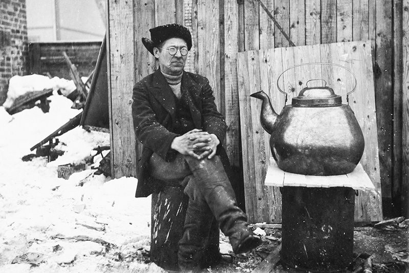 1234,881_valmis_netti Кузнец Юхо Вяатяйнен и изготовленный им кофейник на 54 литра, 1936 г. Снимок: КУХМУ