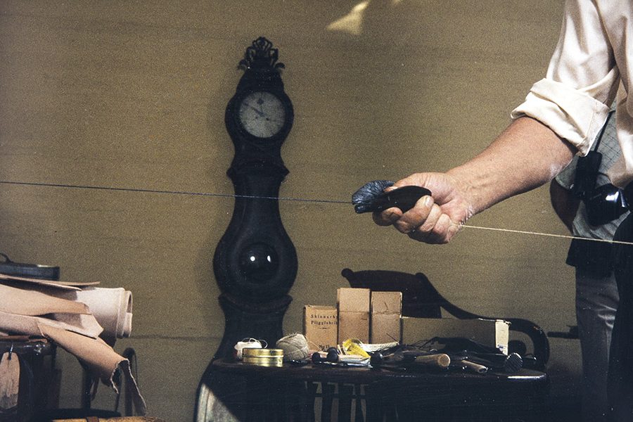 2282_025_valmis Pikilangan pikeäminen pikilapulla v. 1982. Langan pikeäminen tapahtuu välittömästi kiertämisen jälkeen. Kuva: Kari Jämsén / KUHMU