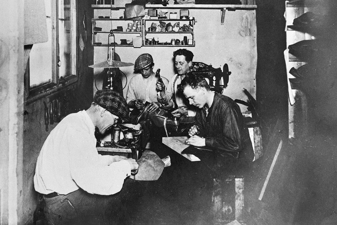 4485_01 A.Heikuran suutarinverstaalla suutarit työssään v. 1923 Käkisalmella Karjalassa. Kuva: Eino Musakka / KUHMU