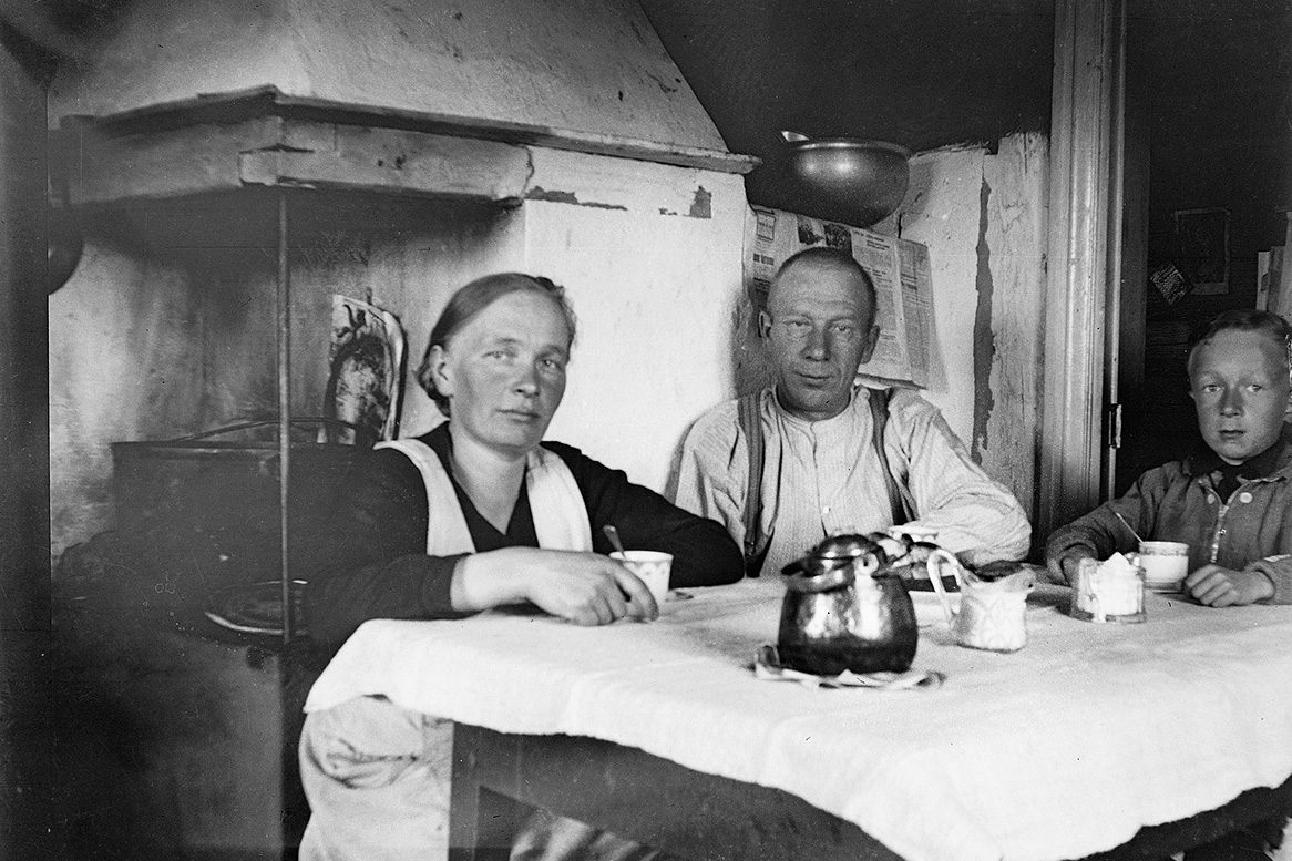Семья за кофейным столом в Вехмерсалми, 1930-1933 гг. Снимок: Хьялмар Кнуутинен / КУХМУ