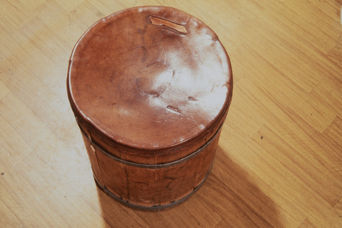 5000_0014_valmis Suutari Vihtori Heikkisen suutarin tuoli, jonka ontossa sisustassa on voitu säilyttää esimerkiksi lestejä v. 1978. Kuva: Juha Miettinen / KUHMU