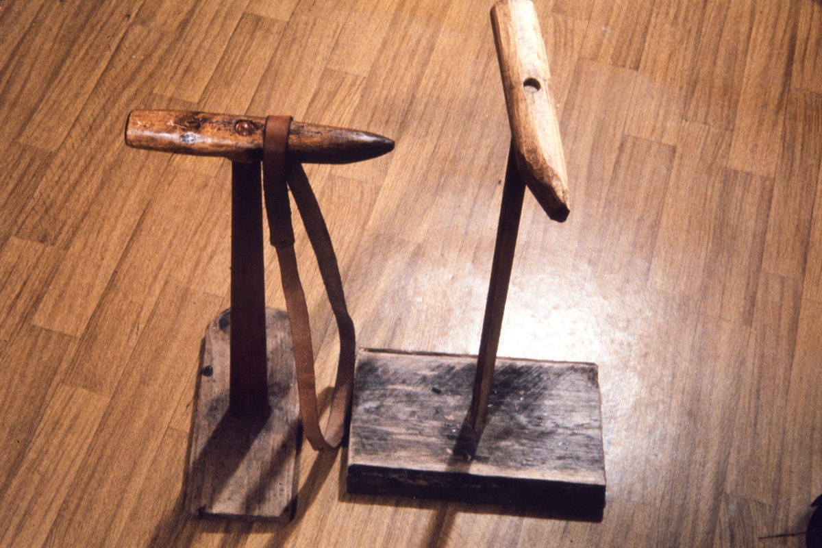 5000_0015_valmis Suutari Vihtori Heikkisen ompelutelineet v. 1978, joita on kutsuttu myös Jeesukseksi tai kuikaksi. Ompelutelineeseen kuuluu lisäksi nahkaremmi. Kuva: Juha Miettinen / KUHMU