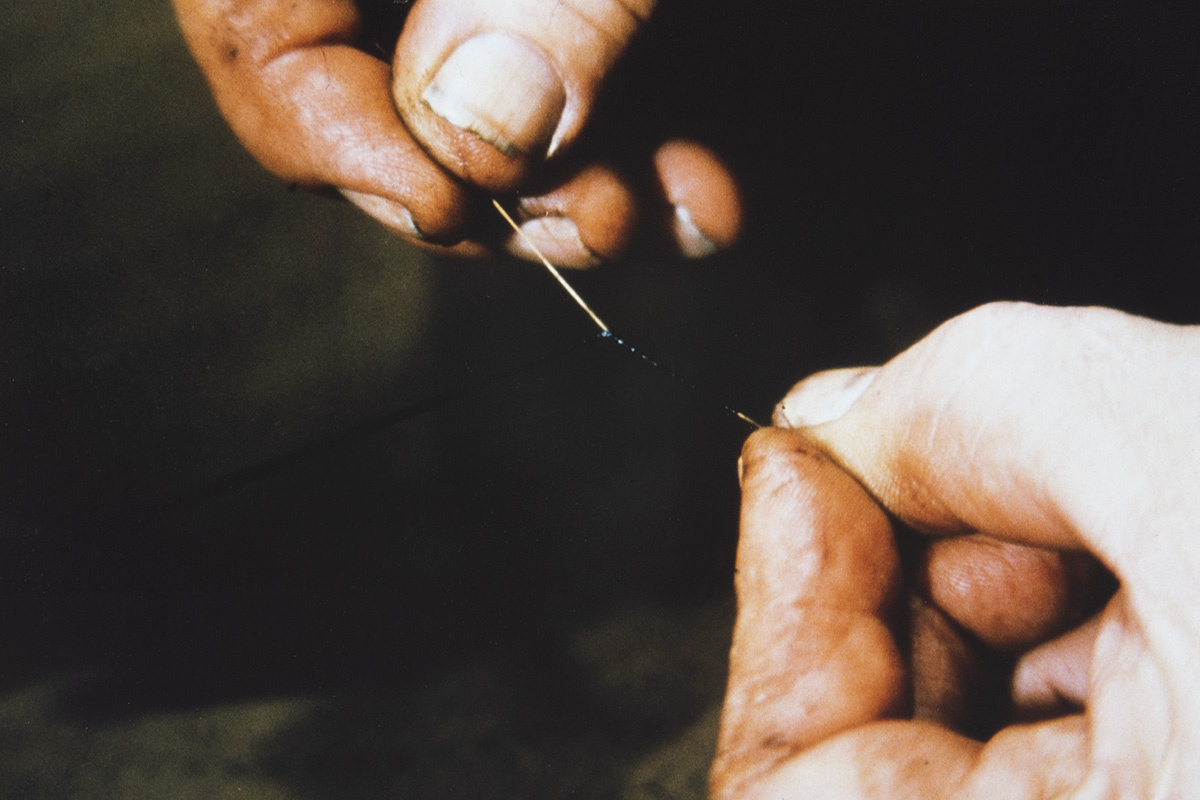 5000_0023_valmis Harjaksen kiinnittäminen pikilankaan v. 1978. Kuva: Juha Miettinen / KUHMU