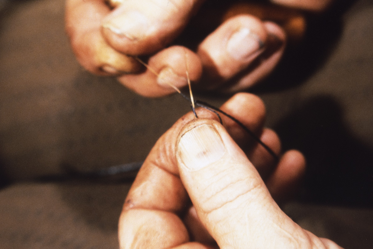 5000_0025_valmis Lopuksi tehdään solmu, joka pitää harjaksen kiinni pikilangassa v. 1978. Kuva: Juha Miettinen / KUHMU
