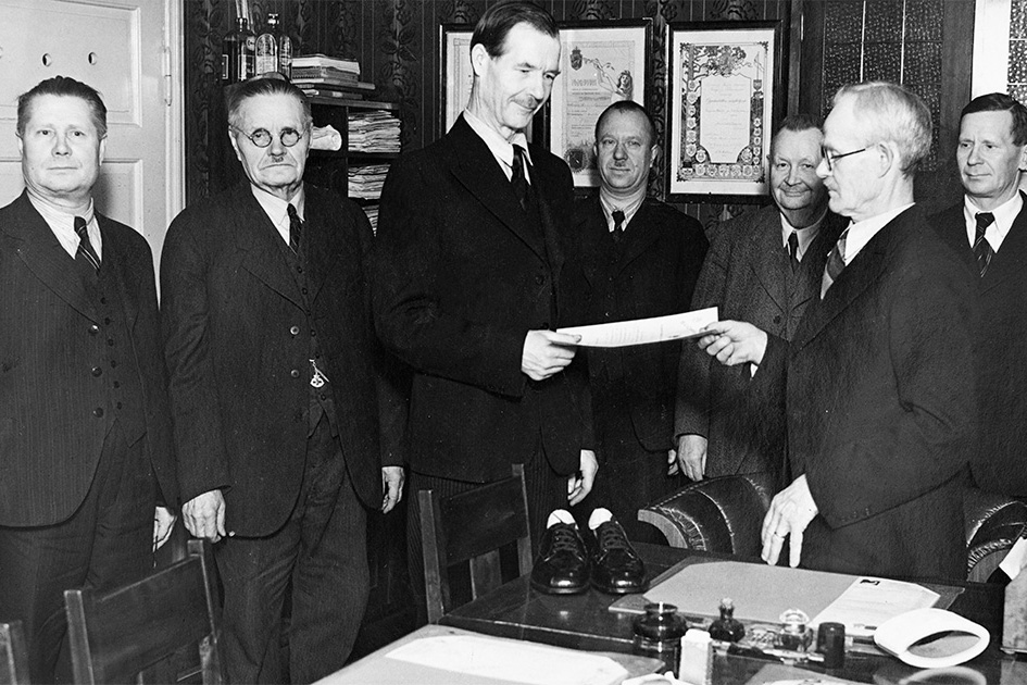 5160_050_valmis Mestari- tai kisällikirjan luovutus v. 1940-1949. Kengällä pöydät, jotka on arvioitu ja joiden perusteella todisteeksi osaamisesta on myönnetty mestari- tai kisällikirja. Kuva: KUHMU