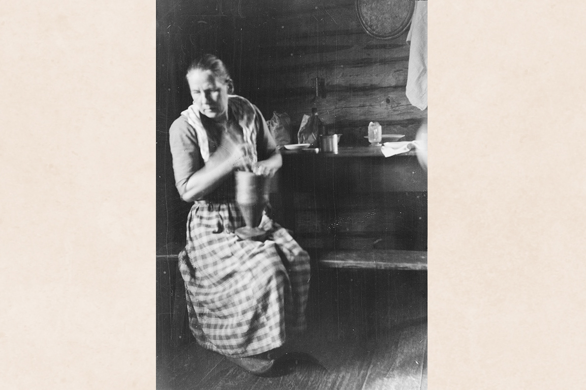 547_07_valmis_netti Толчение кофе в ступке, 1927 г. Снимок: Аулис Риссанен / КУХМУ