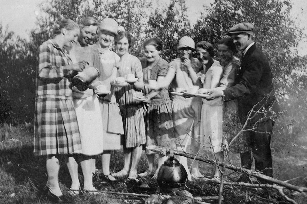 5975_792_VALMIS_netti Молодежь пьет кофе у костра, 1920-1935 гг. Снимок: КУХМУ