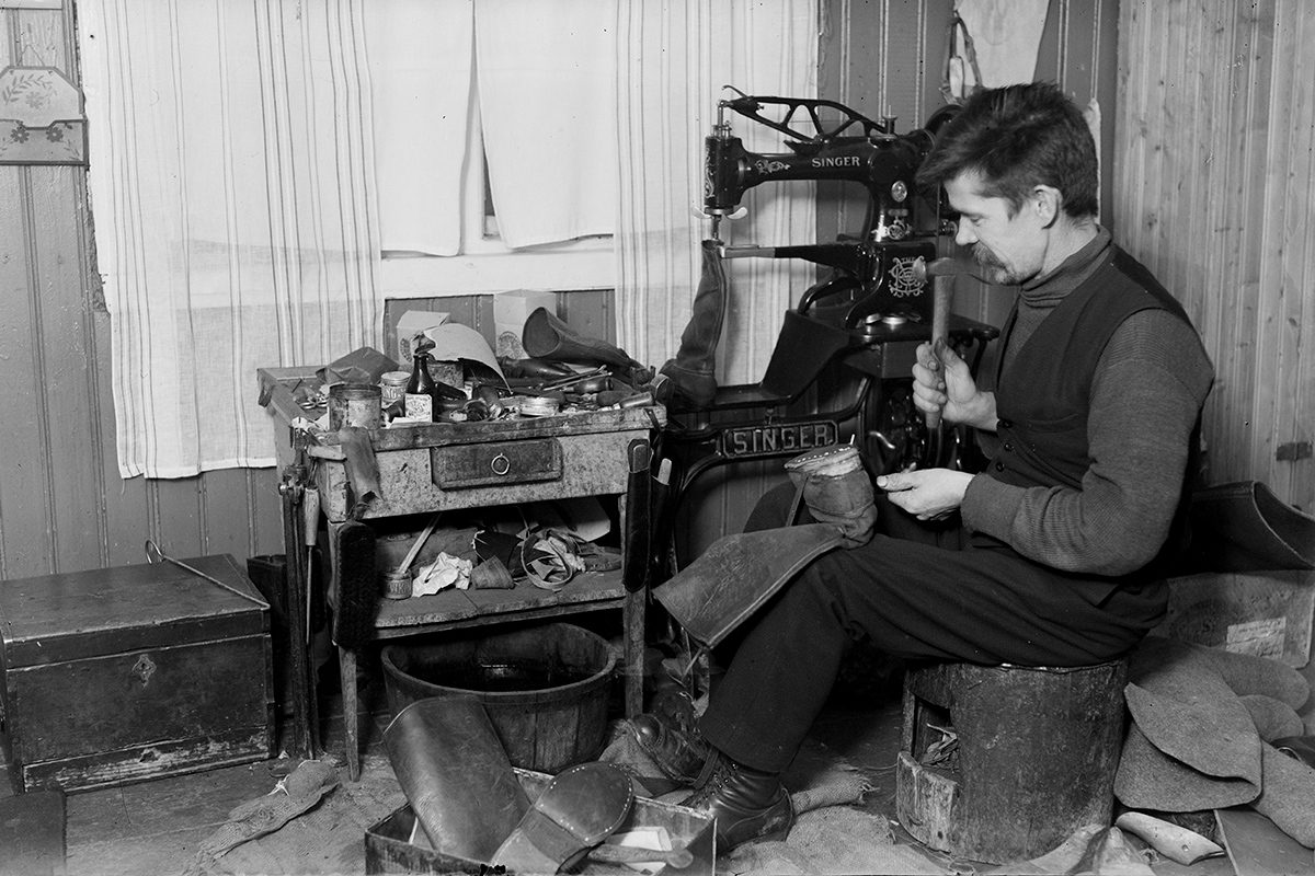J4152_valmis Suutari Eemeli Martikainen työssään v. 1930-1939. Kuva: Tuttu Jänis / KUHMU