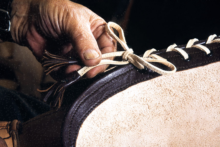 100_2282_227 Finished tassels at the ends of laces, 1982. Photo: Kari Jämsén / KUHMU