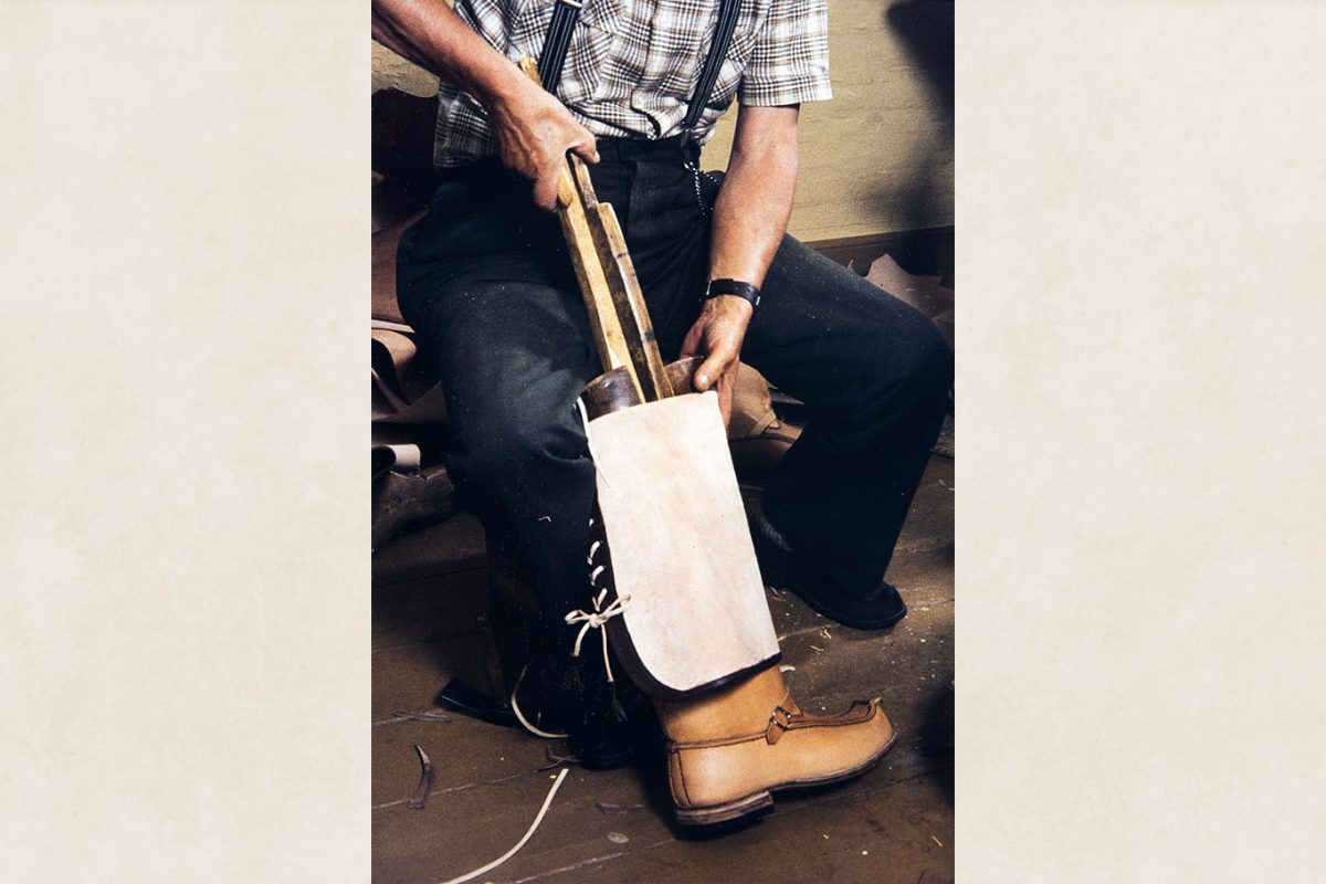 101_2282_229_valmis Из голенища вынимается растяжка, 1982 г. Снимок: Кари Ямсен / КУХМУ