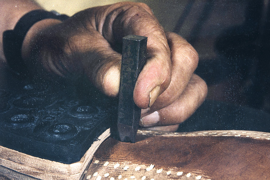 102_2282_230_valmis_netti На подошве пробивается размер, 1982 г. Сапог ”лапикас” готов! Снимок: Кари Ямсен / КУХМУ