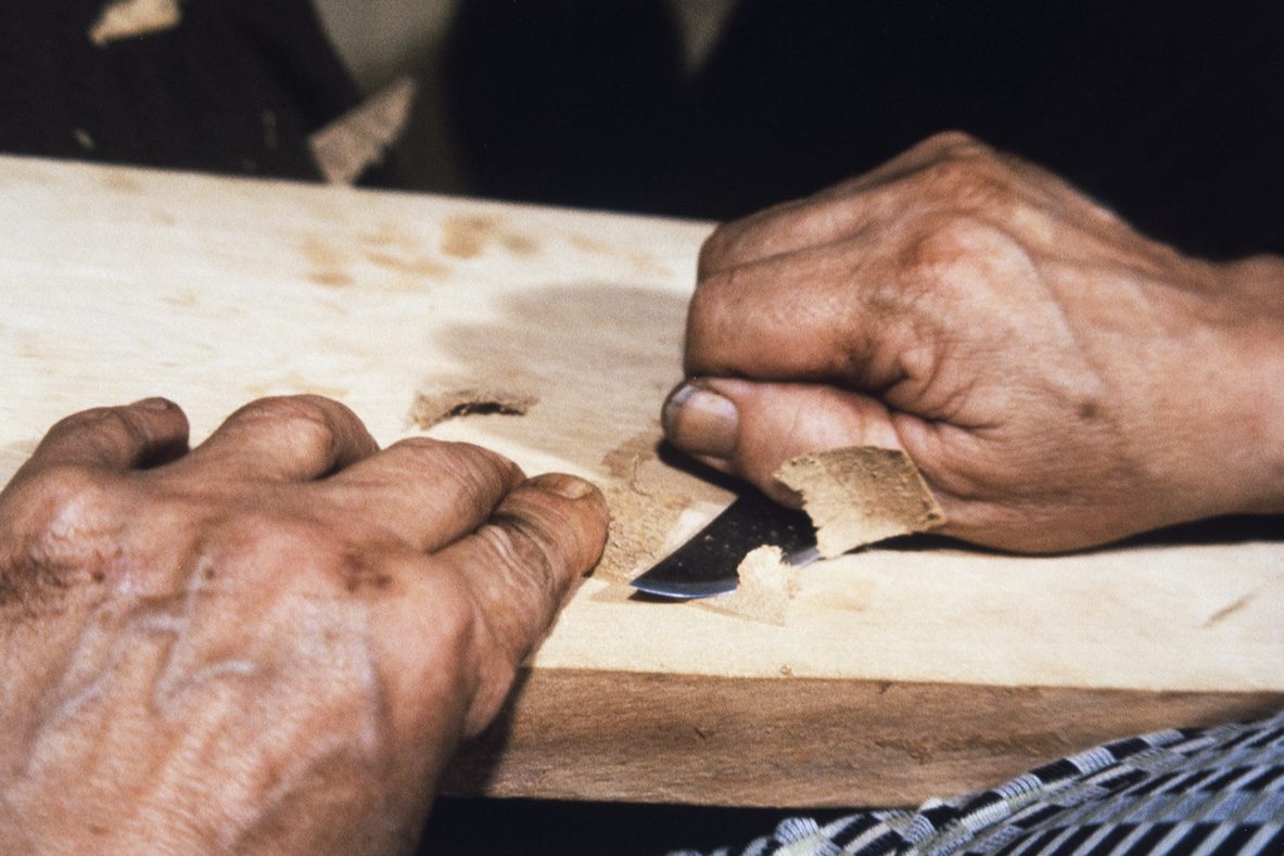 10_5000_0034_valmis_netti The edges of the cover (vamp) will be thinned before attachment, 1978. Photo: Juha Miettinen /KUHMU