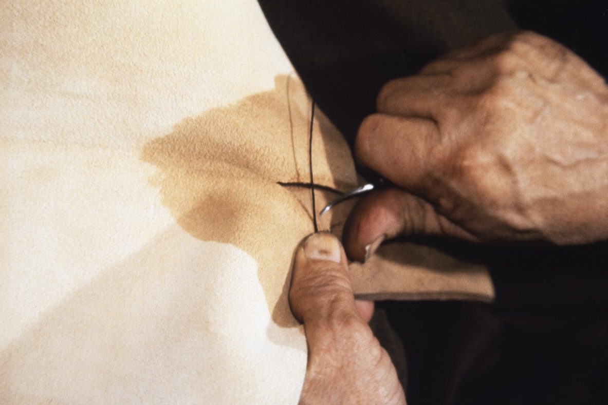 11_5000_0035_valmis_netti The cover is sewn to the inside for sewing with auxiliary attachment, 1978. Photo: Juha Miettinen /KUHMU