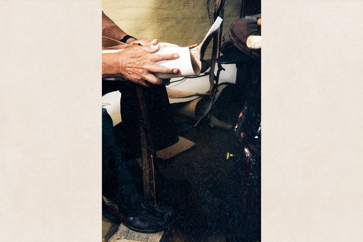 13_2282_040 Следующая операция: пришивание голенища сзади, 1982 г. Снимок: Кари Ямсен / КУХМУ