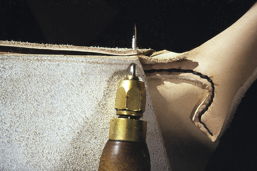 14_2282_043_netti A stitch is inserted when sewing the stitch seam. Tere is made by cutting off the leather of the panel, which is thinned out, 1982. Photo: Kari Jämsén / KUHMU