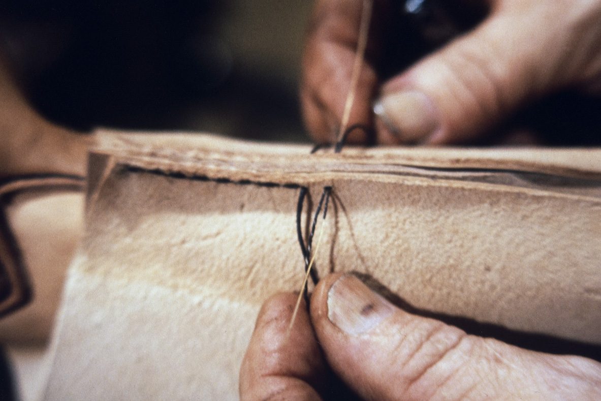 15_5000_0039_valmis_netti The seam of the shaft is sewn on the inside starting from the lower end of the shaft, 1978. Photo: Juha Miettinen / KUHMU