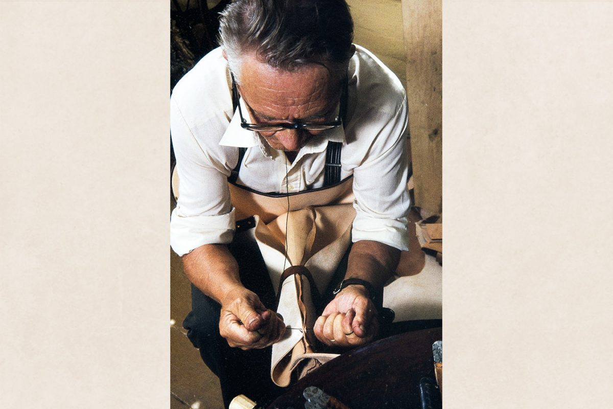 16_2282_047 Sewing the back of the shaft on the sewing stand, 1982. Photo: Kari Jämsén / KUHMU