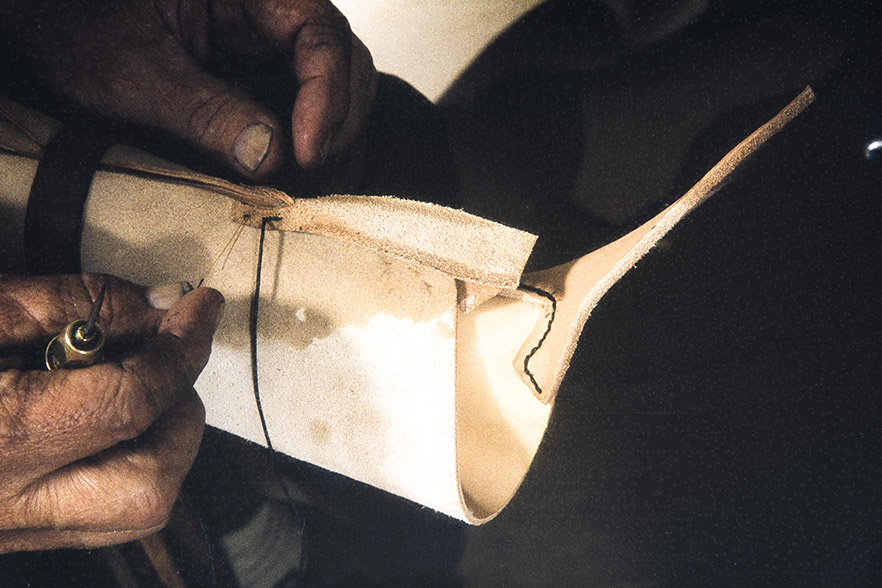 17_2282_050_netti A heel pad is also put on the arm, 1982. Photo: Kari Jämsén / KUHMU