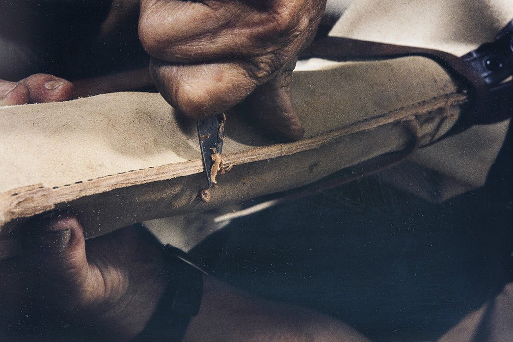 19_2282_053_valmis_netti When the back of the shaft is sewn, the inside seam is smoothed with a knife, 1982. Photo: Kari Jämsén / KUHMU