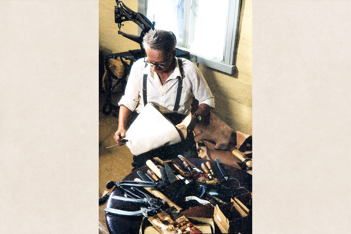 19b_2282_064 Далее: голенище выворачивается правильной стороной, 1982 г. Снимок: Кари Ямсен / КУХМУ