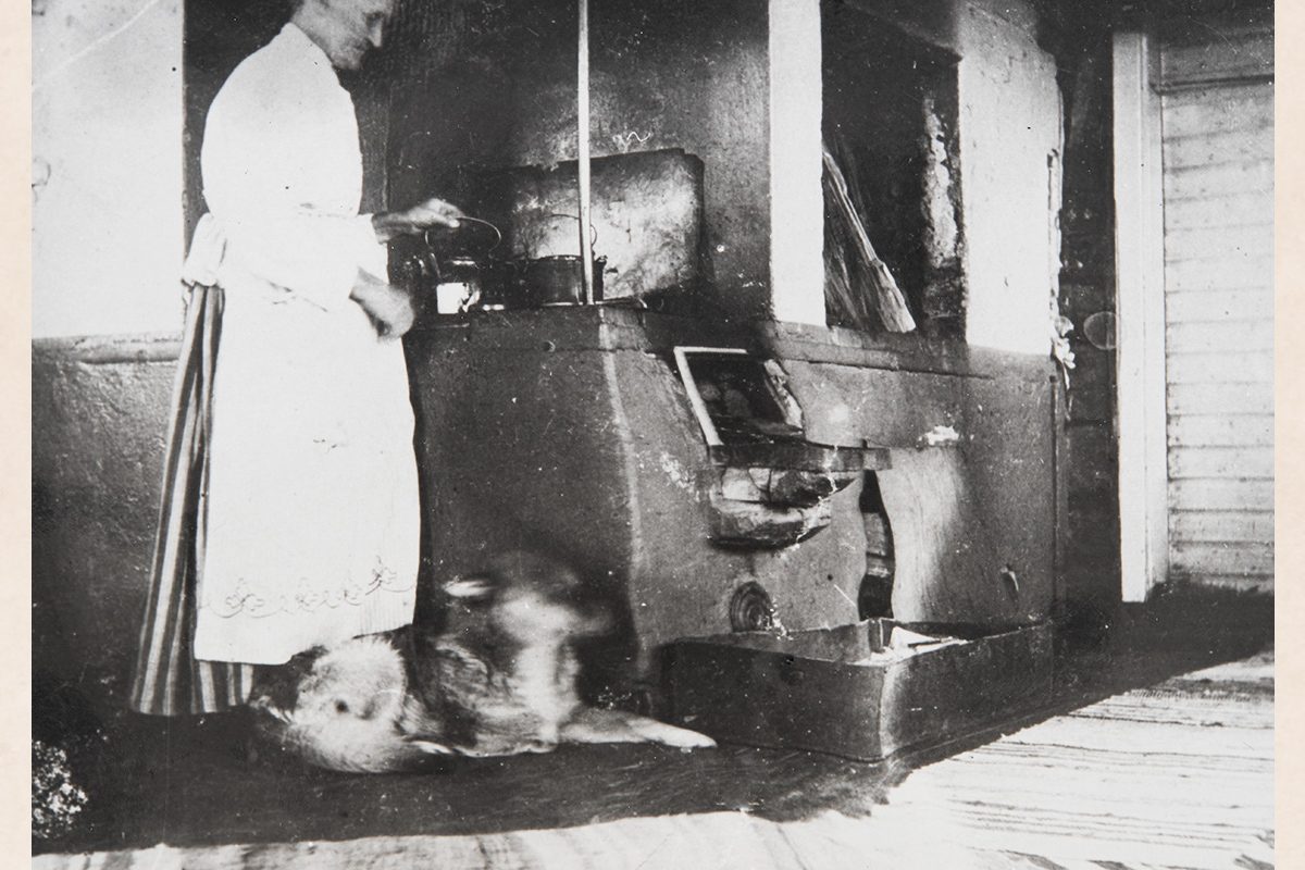 2007_021_valmis_netti Making coffee on a wood stove. Photo: KUHMU