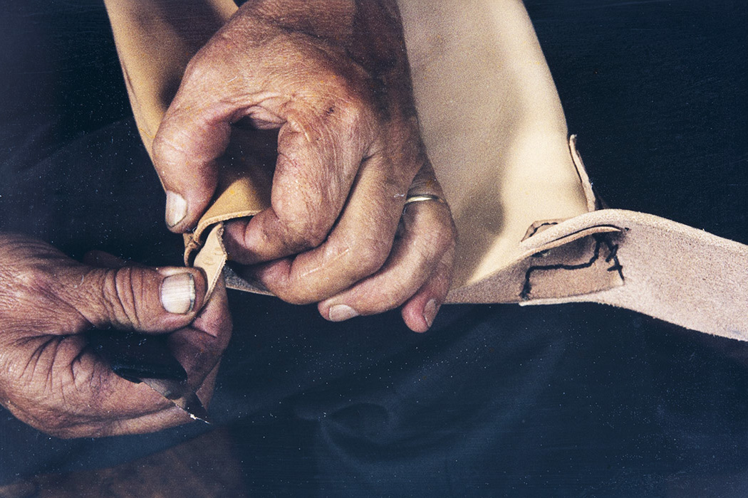 20_2282_055_valmis_netti Shaft sewn and turned to the right, 1982. Photo: Kari Jämsén / KUHMU