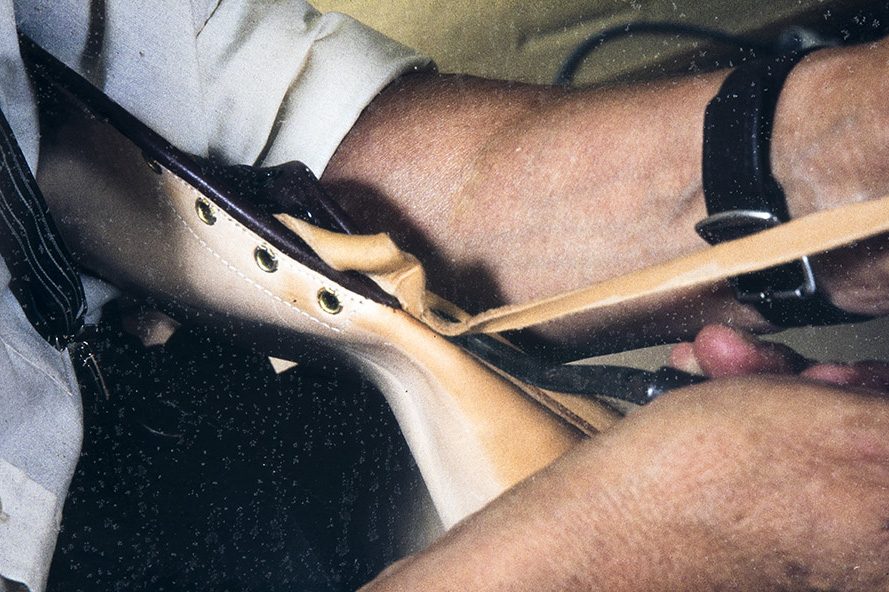 21_2282_056_netti Varren ulkopuolelta leikataan pois ylimääräinen nahka (tere) pois v. 1982. Kuva: Kari Jämsén / KUHMU