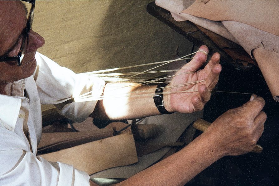 2282_016_netti Winding the pitch thread, 1982. Photo: Kari Jämsén / KUHMU