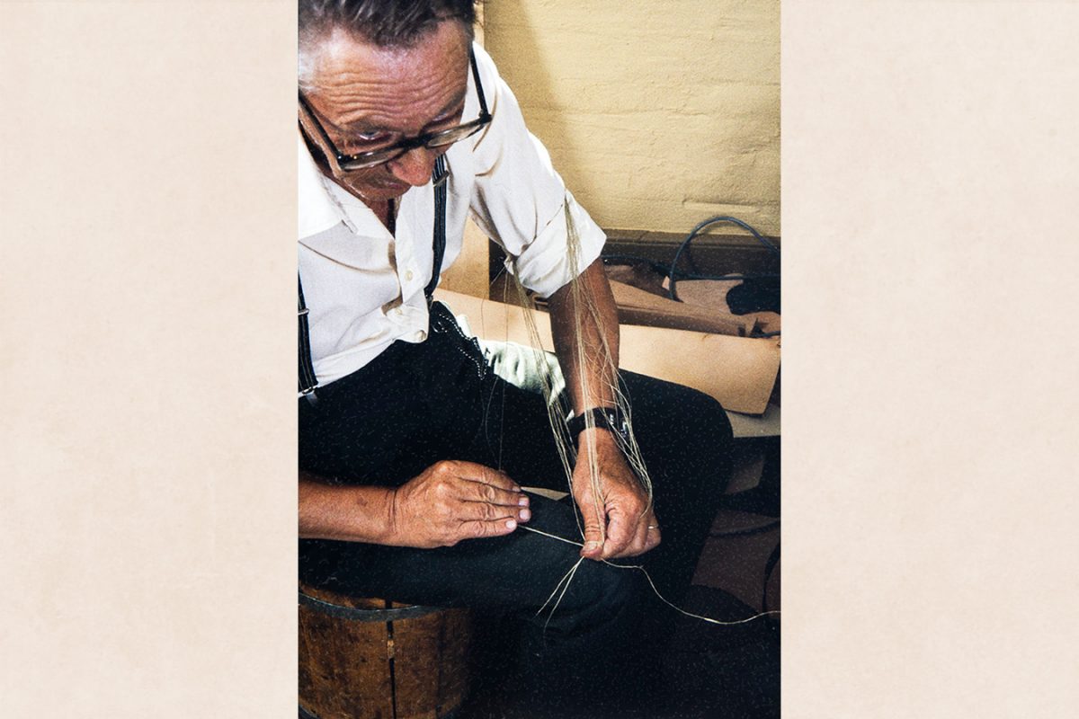 2282_017_netti Cutting the pitch thread after winding, 1982. Photo: Kari Jämsén / KUHMU