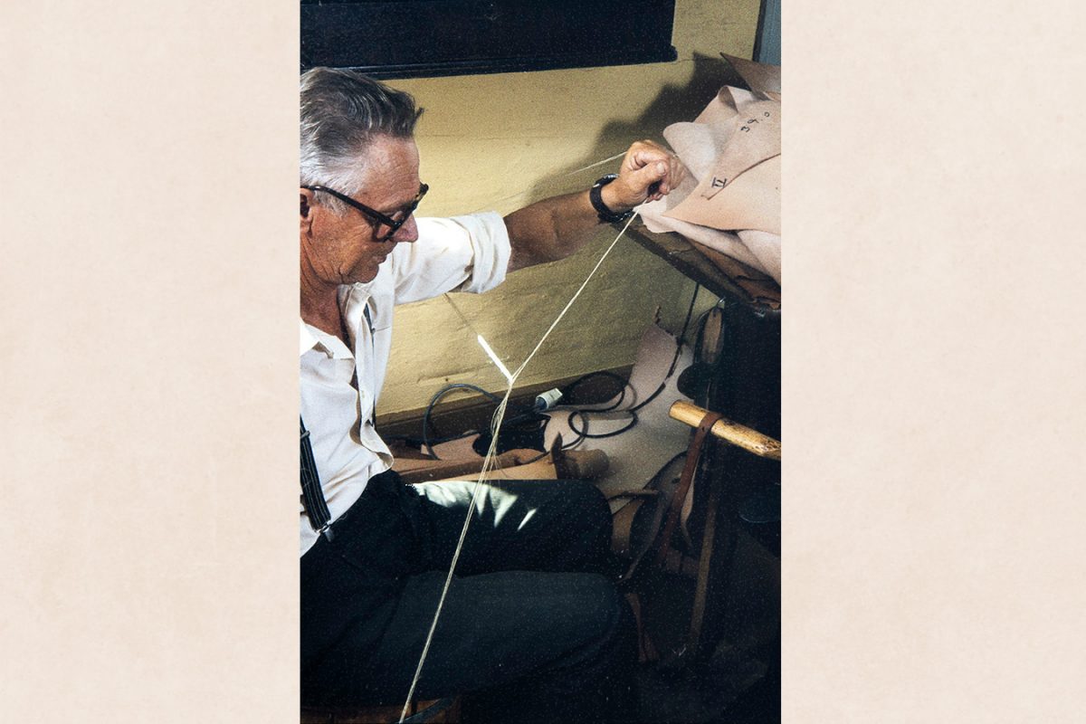 2282_019_netti Aligning the pitch thread, 1982. Photo: Kari Jämsén / KUHMU