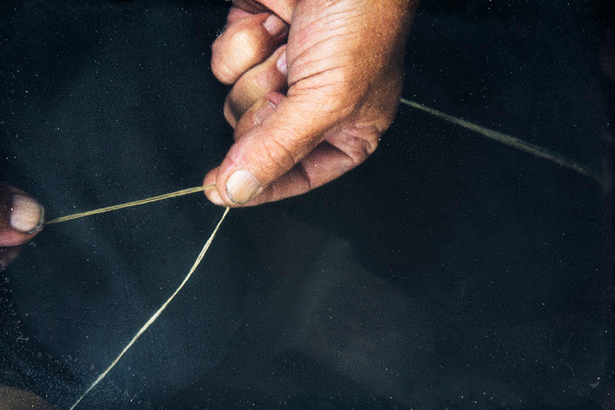 2282_020_valmis The pitch thread and the tapered end (sock) of the weft thread are made by twisting the threads together, 1982. Photo: Kari Jämsén / KUHMU