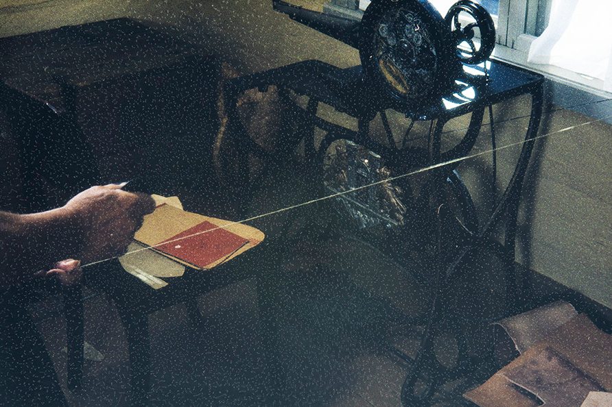 2282_024_netti Twisting the pitch thread, 1982. Photo: Kari Jämsén / KUHMU