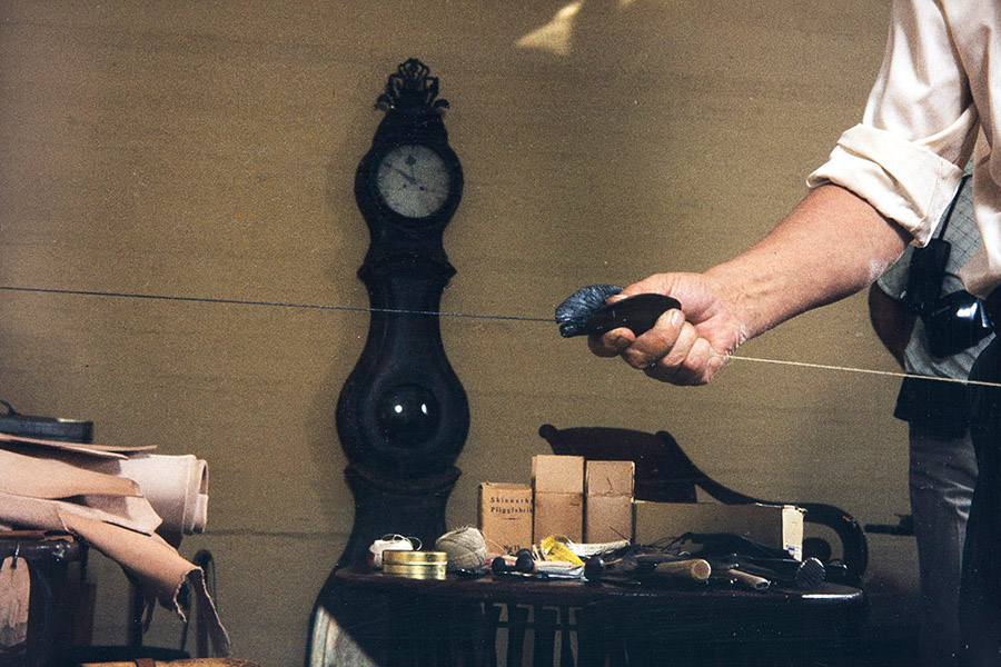 2282_025_netti Pitching the threads with a leather patch in 1982. The threads are pitched immediately after twisting. Photo: Kari Jämsén / KUHMU