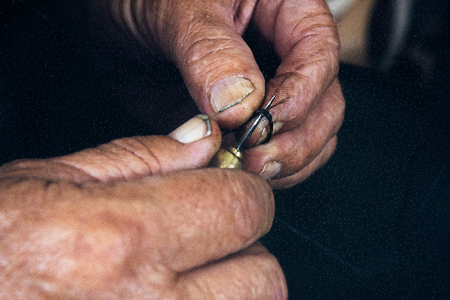 2282_027_netti When the rotation is completed, the thread is opened at this point with a straight awl and the bristle is threaded through it to make a knot, 1982. Photo: Kari Jämsén / KUHMU