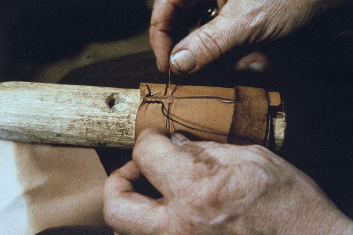 22_5000_0051_valmis_netti Sewing the back of the heel, 1978. Photo: Juha Miettinen / KUHMU