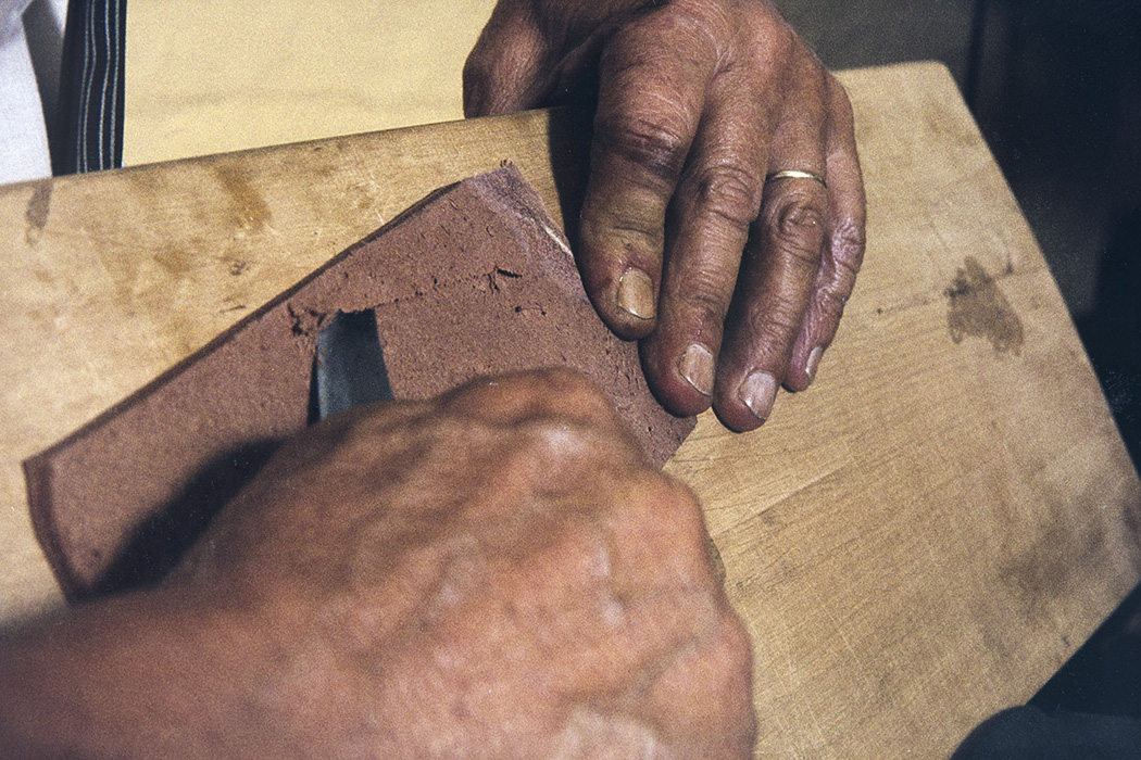 23_2282_086_valmis_netti The edge of the heel joint is thinned, 1982. Photo: Kari Jämsén / KUHMU