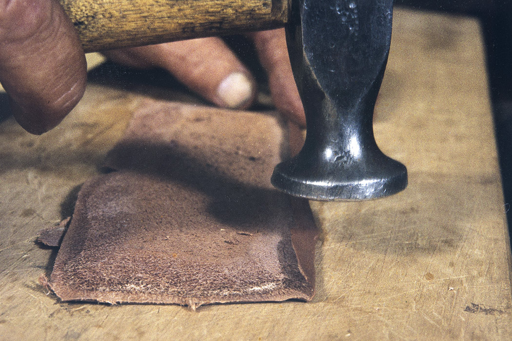 24_2282_089_valmis_netti The edge of the heel joint is also rotated before being installed, 1982. Photo: Kari Jämsén / KUHMU