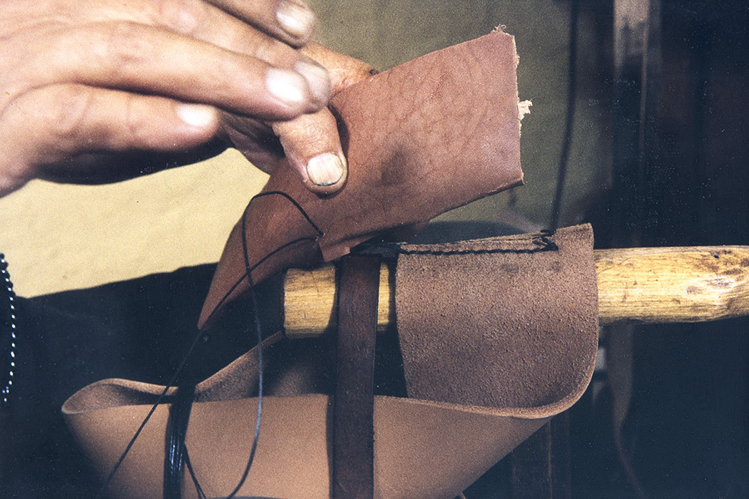 25_2282_090_valmis_netti When the heel is completed, it will be attached to the back seam, 1982. Photo: Kari Jämsén / KUHMU