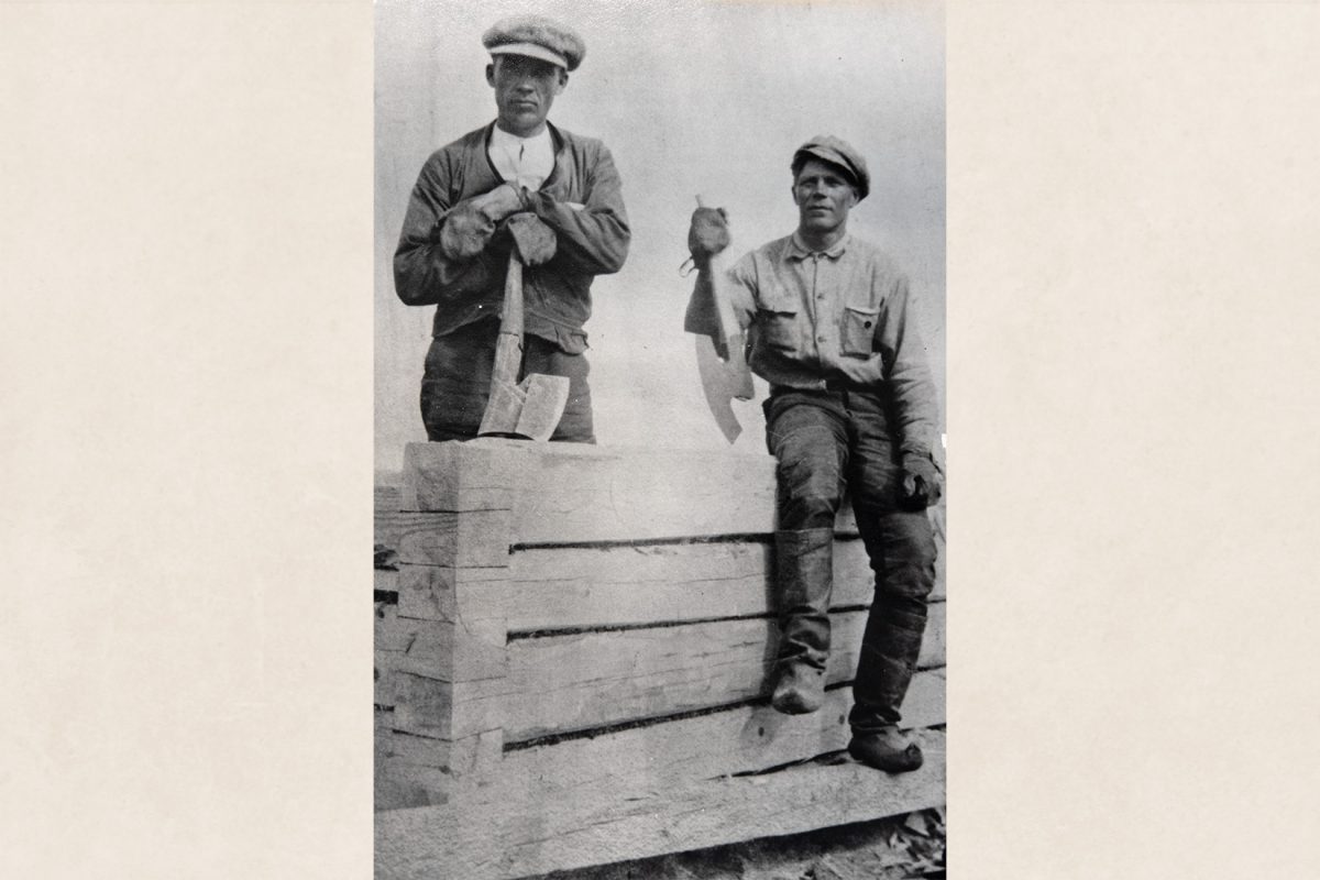 2694_64_netti Lapikkaat työjalkineina. Kirvesmiehet rakentamassa hirsisaunaa v. 1924 Kurolanlahdessa Maaningalla. Kuva: KUHMU