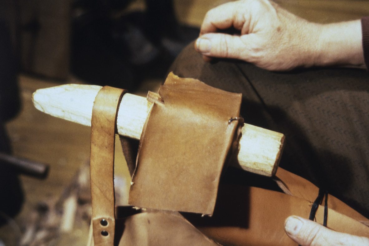 26_5000_0056_valmis_netti Attaching the heel joint to the back stitch, 1978. Photo: Juha Miettinen / KUHMU