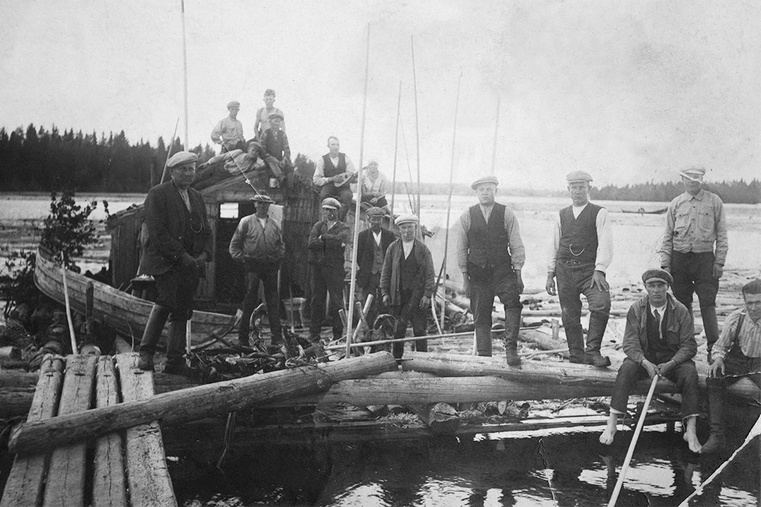 2713_2_netti Сплавщики на плоту в Киннунлахти под Маанинка. Сапоги ”лапикасы” использовались на сплаве. Непромокаемость достигалась использованием жира. Кожаная обувь была исключительно практичной за счет своей ремонтопригодности. Снимок: КУХМУ