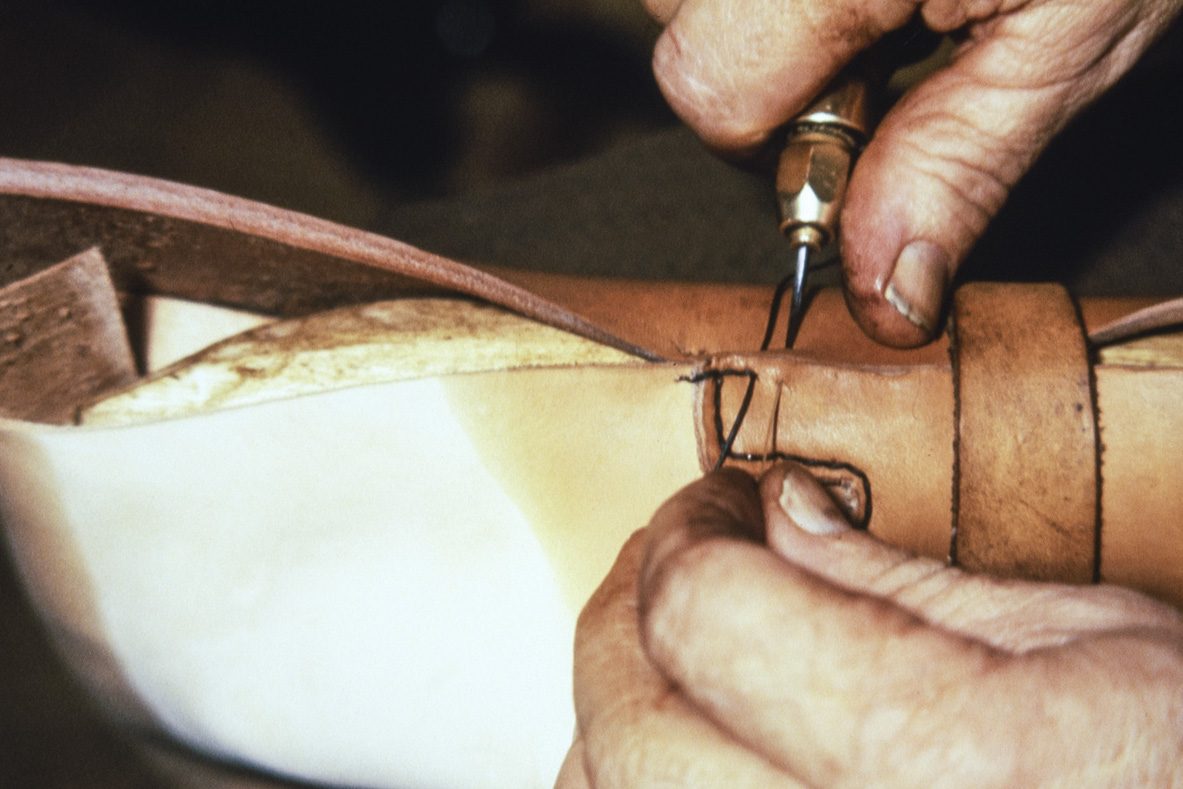 27_5000_0045_valmis_netti Бока обуви пришиваются к верху. Черновой шов делается из 3-хслойной нити, 1978. Умелый сапожник справляется с операцией на подставке. Начинающему лучше воспользоваться колодкой. Снимок: Юха Миеттинен / КУХМУ