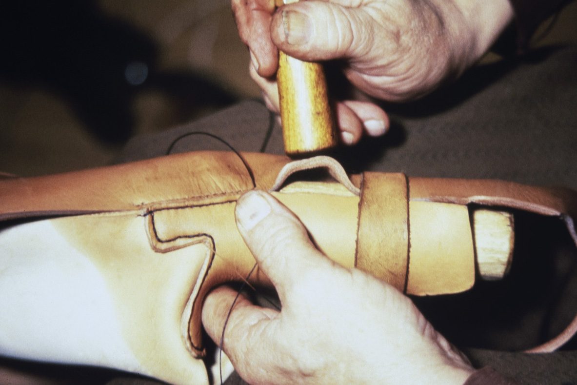 28_5000_0046_valmis_netti The loose fit of the shoe is removed by shrinking dampened leather, 1978. Photo: Juha Miettinen / KUHMU