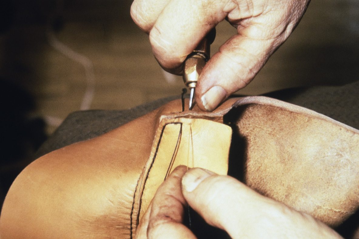 29_5000_0047_valmis_netti Finnish boot nose sewing. The beak hardener is inserted into the beak stitch, 1978. Photo: Juha Miettinen / KUHMU