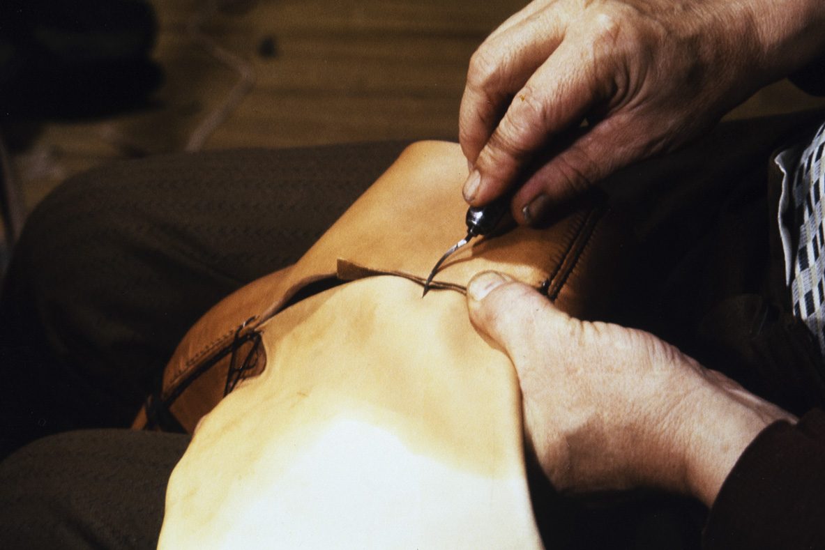 31_5000_0057_valmis_netti Next, the sides (edges) of the shoe and the back of the shoe are fitted in place, 1978. Photo: Juha Miettinen / KUHMU