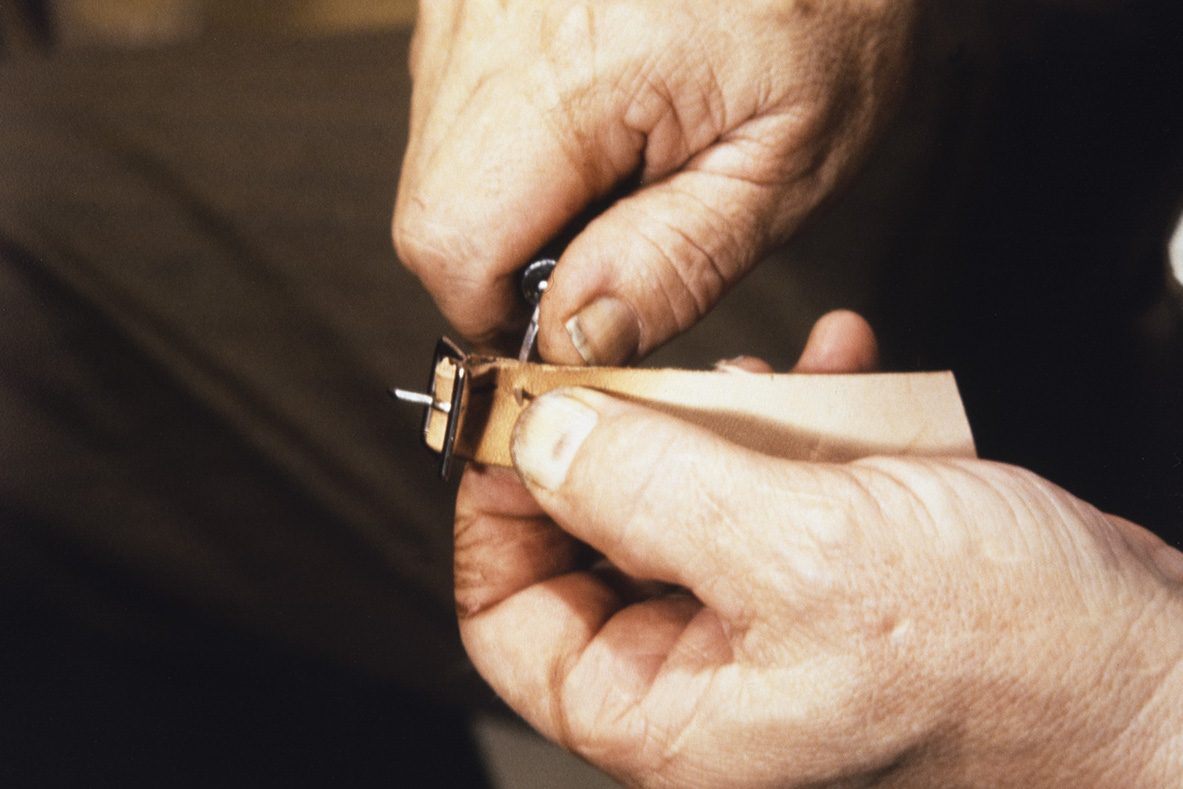 32_5000_0058_valmis_netti Before the ankle sewing, the buckle is also fastened, 1978. Photo: Juha Miettinen / KUHMU