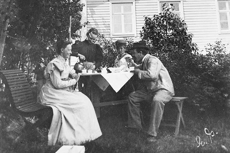 3461_021_valmis_netti Coffee in the garden, 1897. Photo: Elina Granqvist / KUHMU