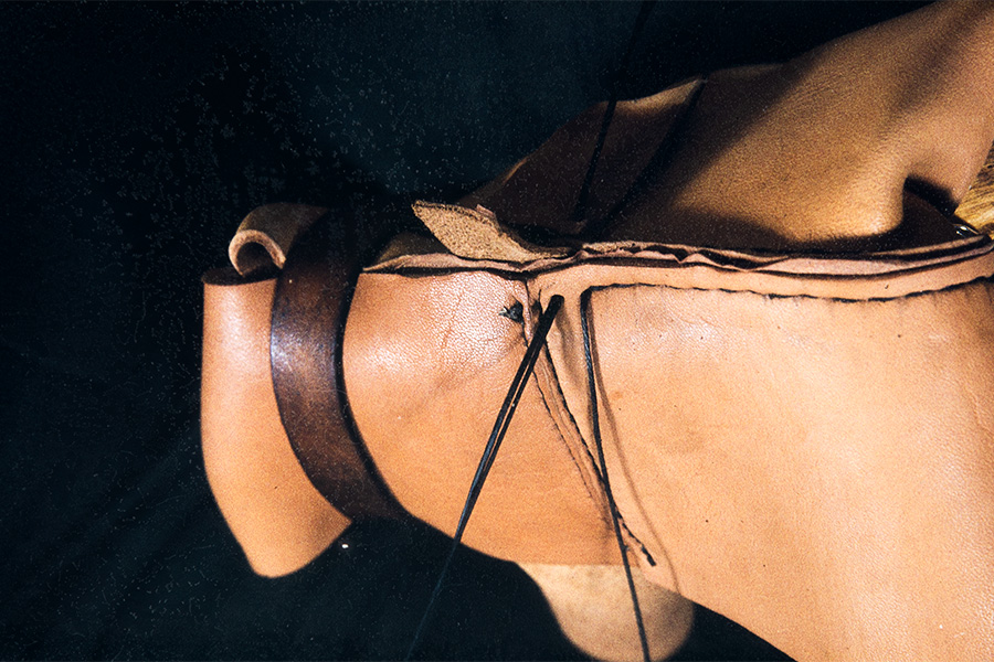 34_2282_094 Со стороны каблука зашивается дополнительный элемент, 1982 г. Снимок: Кари Ямсен / КУХМУ