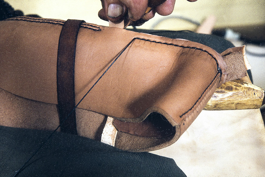 35_2282_093_netti The ankle strap is sewn to the other side of which is attached to the buckle, 1982. Photo. Kari Jämsén / KUHMU